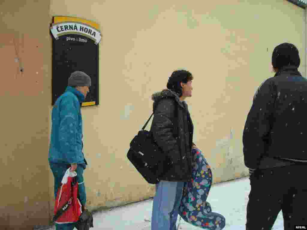 Қазақстандық босқындар депортацияның алдын алу үшін ерікті түрде чех полициясының қабылдауына барды  - Нұрғалиевтер отбасы тіркелу мерзімін тағы бірнеше күнге созу үшін босқындар лагеріне бет алды.