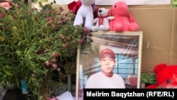 Фотография Шерзата Полата у магазина, где его убили. Талгар, 14 октября 2024 года

