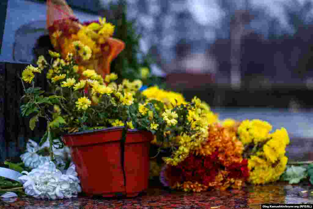 Надвечір люди повернули залишилися квіти до пам'ятника