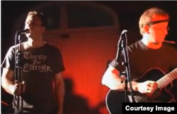 Песня "Город золотой", Михаил Лощинин аккомпанирует на гитаре