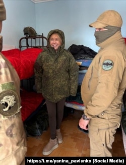 Глава российской администрации Ялты Янина Павленко с российскими военнослужащими во время полномасштабного вторжения РФ в Украину, февраль 2025 года