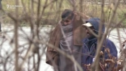 Migranti u Blažuju igraju kriket, radnici rade na objektima u kampu