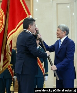 Сооронбай Жээнбеков и Алмазбек Атамбаев. Бишкек, 24 ноября 2017 г.