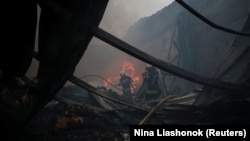 ფოტო არქივიდან. უკრაინელი მეხანძრეები აქრობენ რუსული დრონებით შეტევის შედეგად ოდესის ოლქში გაჩენილ ხანძარს.