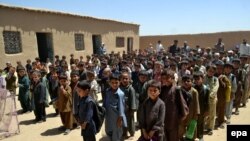 د بلوچستان په پښتون مېشته سیمه پښین کې زده کونکي درس ته تیاری کوي ـ پخوانی انځور.