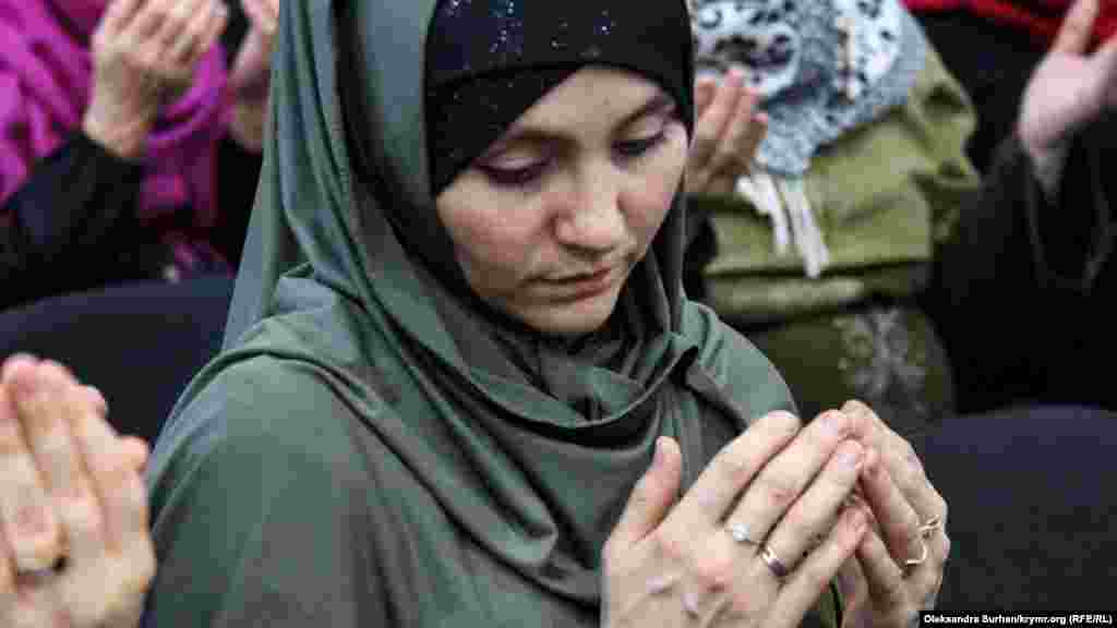 Mabuslarnıñ soy-aqrabası ve uquq qoruyıcılarnıñ çıqışlarından ğayrı, "Qırım birdemligi"niñ oturışlarında adet üzre dua da keçirile. Sürette - Liana - Aqmescit "Hizb ut-Tahrir davası"nıñ iştirakçisi Emil Cemadenovnıñ apayı. Onı ve daa beş qırımtatarnı 2016 senesi oktâbr 12-sinde tuttılar. Olarnıñ episini, Rusiyede yasaq etilgen "Hizb ut-Tahrir" teşkilâtınıñ azalığında qabaatlaylar.