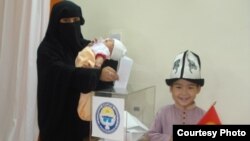 Граждане Кыргызстана голосуют на президентских выборах в посольстве КР в Пакистане, 30 октября 2011 года.