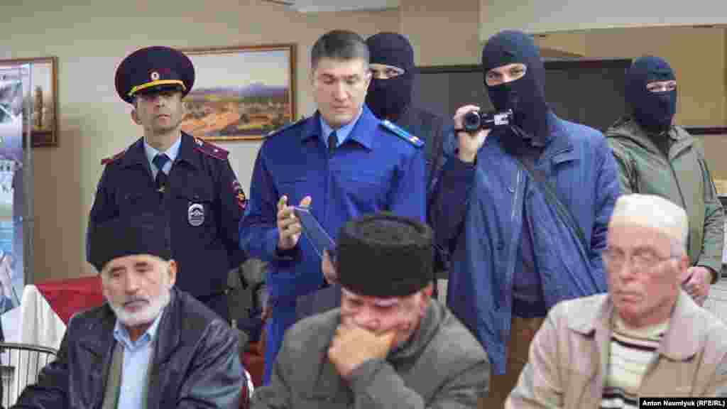 Російські силовики увірвалися на засідання активістів правозахисного руху &laquo;Кримська солідарність&raquo;. Співробітники російської поліції та прокуратури, а також невідомі в масках намагалися зірвати зібрання кримськотатарських правозахисників і адвокатів ув'язнених кримчан. Сімферополь, 27 жовтня 2018 року. Автор фото з міркувань безпеки підписався псевдонімом &ndash; Ебазер Пінхас.