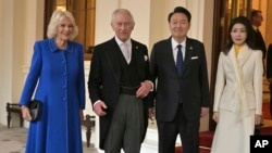 În vremuri mai bune: cuplul prezidențial coreean la Palatul Buckingham din Londra pe 23 noiembrie 2023, cu regele Chares și soția lui, Camilla.
