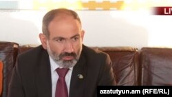 Премьер-министр Армении Никол Пашинян отвечает на вопросы армянских журналистов в аэропорту Брюсселя, 12 июля 2018 г. 