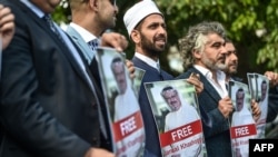 Сауд Арабиясынын консулдугунун алдындагы Хашогинин тарапташтары. 5-октябрь, 2018-жыл.