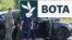 Hetues rusë duke ekzaminuar veturën që i përkiste ish-ministrit të Transportit të Rusisë, Roman Starovoit. Hetuesit thonë se trupi i tij i pajetë u gjet me një plagë të shkarkuar me armë zjarri.