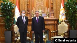Тажикстандын президенти Эмомали Рахмон Пакистандын тышкы  иштер министри Шах Махмуд Курайшини кабыл алган учуру. 25-август, 2021-жыл.   