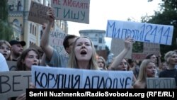 Oraq ayınıñ 22-nde aqşam Kıyivde qabarcılıqqa qarşı küreş sistemasınıñ mustaqilliginiñ yoq etilmesine qarşı narazılıq aktsiyaları