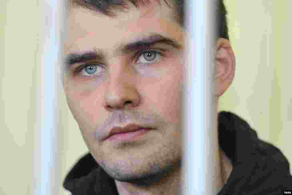 2015 senesi mayısta Qırımda Rusiye mahkemesi Euromaydan faali Aleksandr Köstenkoğa üküm çıqardı. Tahqiqat komiteti onı 2014 senesi fevralniñ 18-nde &laquo;Berkut&raquo; Qırım bölüginiñ hadimine zarar ketirgeninde qabaatladı. Köstenko qabaatını tanımadı. O, cezası bitkeninen 2018 senesi avgust ayında azatlıqqa çıqtı 