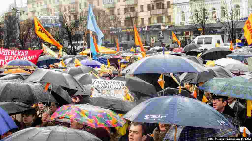 Piketçilerden birisi "Rusiye spetsnazı, yoq ol!!!" yazısını tuta.