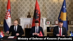 Nënshkrimi i deklaratës për bashkëpunim në fushën e mbrojtjes dhe sigurisë mes ministrave të Mbrojtjes nga Kroacia, Shqipëria dhe Kosova. 