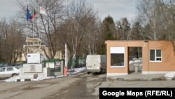 Оръжейният завод "Дунарит" беше придобит от "ЕМКО" на Емилиян Гебрев в края на януари 2016 г. и оттогава адвокатите му безуспешно опитват да впишат сделката в Търговския регистър