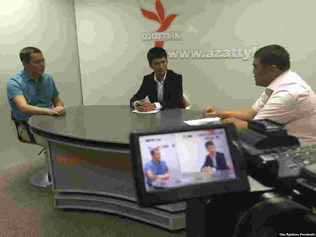 Саясатчылар Өмүрбек Бабанов жана Камчыбек Ташиев менен "Азаттыктын" студиясында. 20-август, 2015-ж.