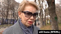 Жінка у Москві відповідає кореспондентам Крим.Реалії, 2019 рік