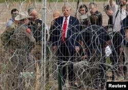 Дональд Трамп, в то время еще кандидат в президенты, на границе США и Мексики в Игл-Пасс, штат Техас. Фото сделано с мексиканской стороны, из городка Пьедрас-Неграс. 29 февраля 2024 года