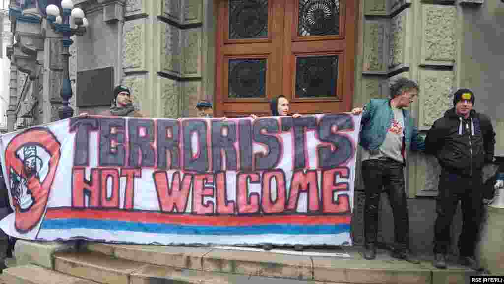 Ispred Vlade Srbije okupljeni su razvili transparent sa porukom "Terrorists not welcome" (Teroristi nisu dobrodošli)