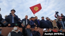 Омурбек Бабанов выступает на митинге на площади. 9 октября 2020 года. 