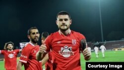 Arb Manaj duke festuar golin që ia dedikoi babait të tij. 