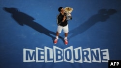 Победитель Открытого чемпионата Австралии по теннису Новак Джокович