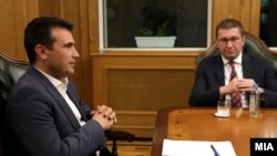 Kryeministri maqedonas në dorëheqje, Zoran Zaev(majtas), dhe lideri i VMRO DPMNE-së, Hristian Mickoski - Foto nga arkivi. 