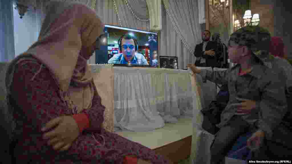 На початку зустрічі на зв'язок із присутніми вийшов адвокат Еміль Курбедінов, який перебуває зараз у Франції.