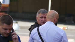 Міністр внутрішніх справ України Арсен Аваков поблизу місця проведення операції зі звільнення заручників у Луцьку