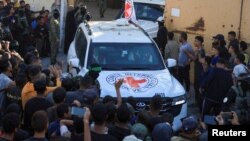 Mașini ale Crucii Roșii transportând ostateci israelieni eliberați în Gaza, 13 octombrie 2025
