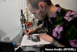 Aleksandar Konçek, mjeshtër tatuazhesh në Beograd