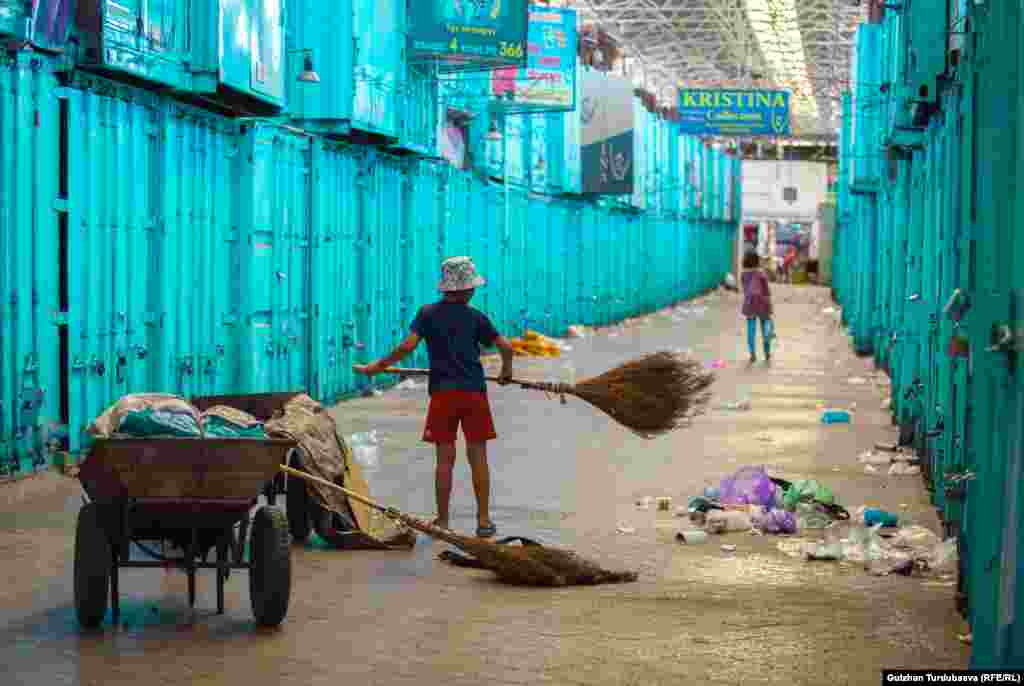 "Дордой" базарын шыпырып жаткан бала.&nbsp;