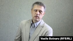 Dumitru Ciubasenco, jurnalist, în studioul Europei Libere, 2012