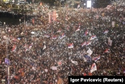 Demonstranți antiguvernamentali aprind lanternele telefoanelor în timpul protestului din 15 martie. O mișcare națională pentru schimbare a luat naștere în urma tragediei din gara Novi Sad din noiembrie 2024.