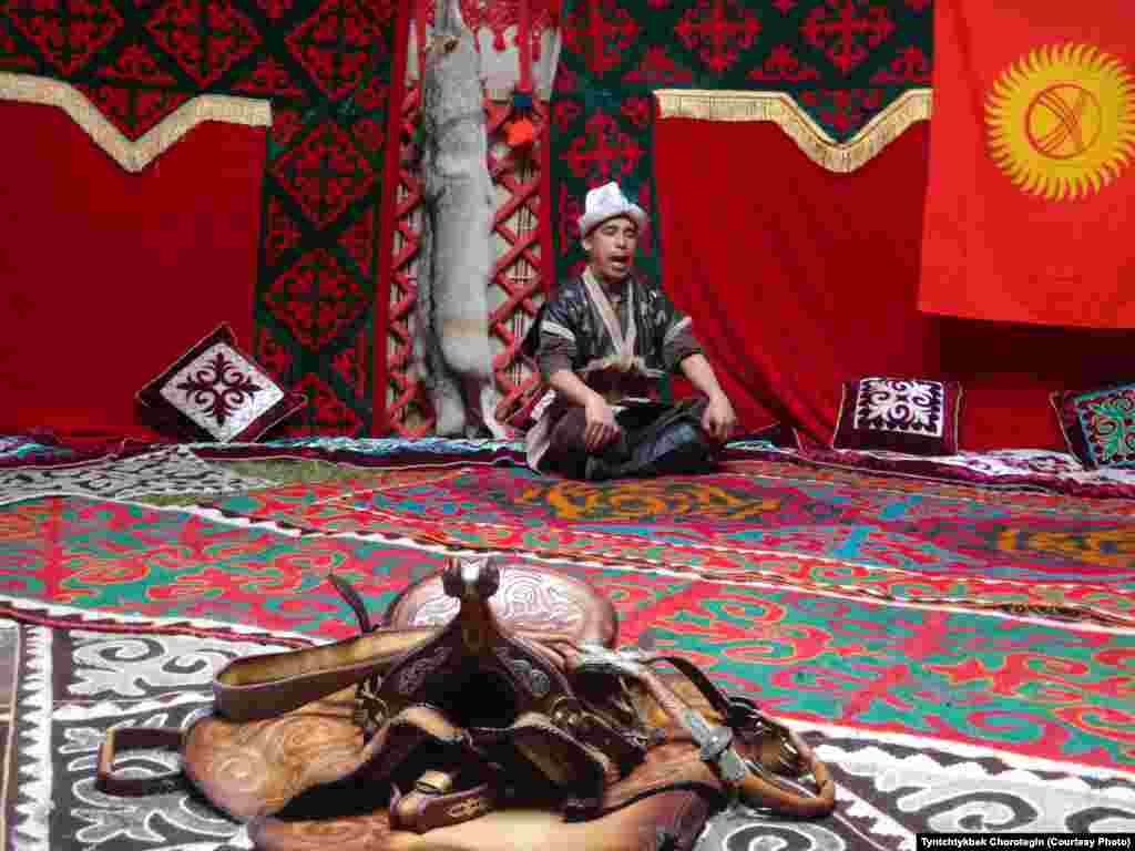 Рыспай маначсы симпозиумдун катышуучуларына "Манастан" үзүндү айтууда&nbsp; 