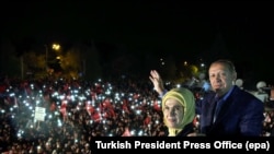 Президент Эрдоган жубайы менен эл алдында.