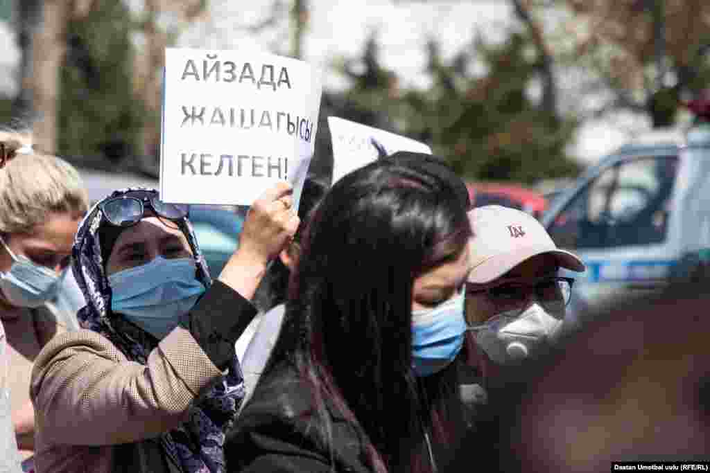 Юрист Мухаё Абдураупова укук коргоо органдарында негизинен эркектер эмгектенип, көп учурда жабыр тарткан аялдар тиешелүү жардам ала албайт деген пикирде.