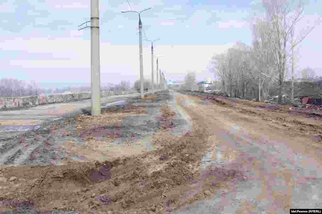 А это уже &mdash; апрель 2012 года. Вырубка тополей и засыпка Волги песком относятся к одному и тому же периоду, когда городские и республиканские власти совместно с компанией "ПСО Казань" вознамерились построить автомобильную дорогу по волжским островам. Судя по тому, во что превратили набережную, дорога должна была начаться с нее.