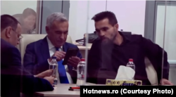 Călin Georgescu și Eugen Sechila (dreapta) înainte de o emisiune electorală. Sechila era personajul care asigura legătura dintre fostul candidat la președinție și gruparea lui Potra, dar și cu alte grupări legionare.