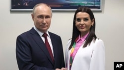 Pe lista de sancțiuni a Kievului se află și bașcana Găgăuziei, Evghenia Guțul, condamnată în Moldova la 7 ani de închisoare. În poză ea se află alături de președintele rus, Vladimir Putin, la Festivalul Tineretului din Soci, Rusia, pe 6 martie 2024. 