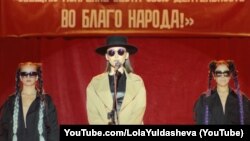 A screenshot from the video of Lola Yuldosheva's song Tell Me About Your Love.
