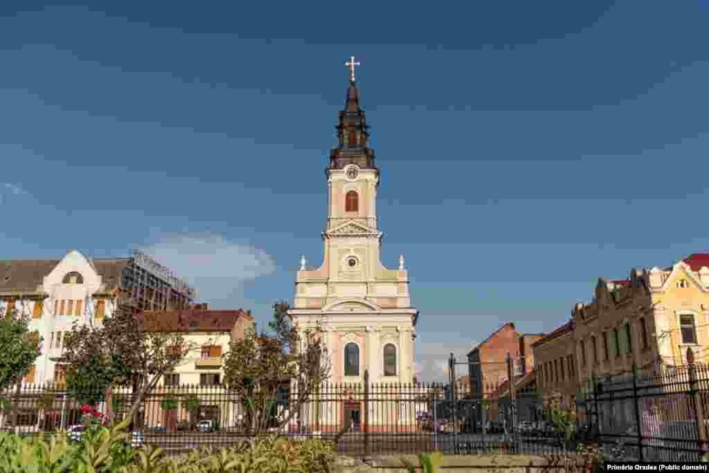 Biserica cu lună - piatra de temelie a fost pusă în 1784, de către episcopul Aradului, Petru Petrovici. Este deschisă publicului pentru vizitare și pentru serviciu religios, funcționând cu rang de catedrală ortodoxă.