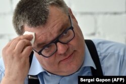 Kandidati për president, Viktar Babaryka, gjatë një konference për shtyp në Minsk më 11 qershor 2020. Ai dhe djali i tij u arrestuan disa ditë më vonë.