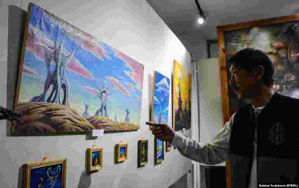 Тилек Молдокеев Жумгал районунун Байзак айылында мугалим болуп иштейт. Ал бул көргөзмөгө 1997-2001-жылдары тартылган сүрөттөрүн койгон.&nbsp; "Сүрөттөрүм биринчи жолу көргөзмөгө коюлуп жатат. Өзүм сюрреализм жанрында тарткам. Архитектормун, мектепте сүрөттөн сабак берем. Буюртма менен кайрылгандарга эскиздерди жасап, пейзаж жана башка жанрларда сүрөт тартып берем. Бирок менин жанрым сюрреализм. Көргөзмөдө көп сүрөтчүлөр менен тааныштым. Мага өзүнчө эле шык-дем болду", - деди ал.&nbsp;