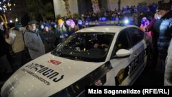 უკვე ორ თვეზე მეტია რუსთაველის გამზირი ყოველდღე იკეტება. ირგვლივ დაყენებული ათობით კამერით აქციის მონაწილეების ვინაობას ადგენენ და ან სასამართლოში იბარებენ, ან პირდაპირ სახლში უგზავნიან ჯარიმებს (თბილისი. 2024 წლის 16 დეკემბერი).