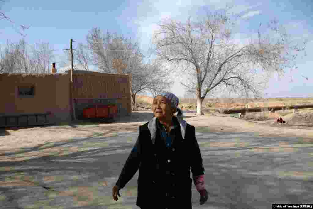 Ақила Жалғасбаева да осы ауылдың тұрғыны. Хорезм облысының Қоскөпір ауданында туып өсіпті. "Кіші жүз қазағымын" дейді. Қазақстандағы бір туысының жаназасына барып келген беті екен. Екі ұлының да Қазақстанда жұмыс істеп күн көріп жүргенін айтады.&nbsp;