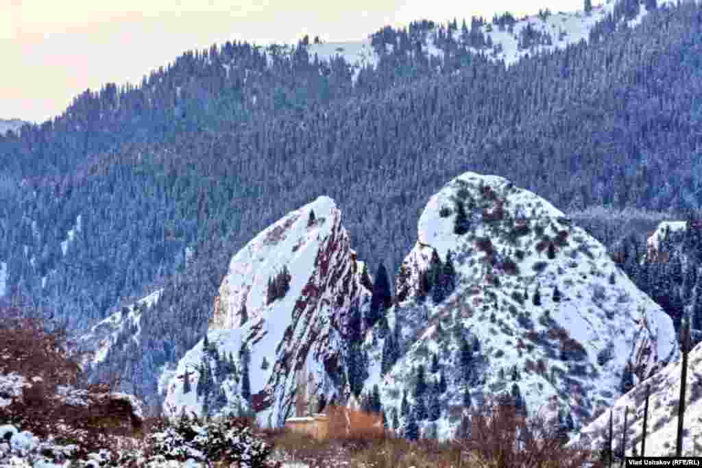 Утес "Разбитое сердце" в снегу. Кыргызстан.